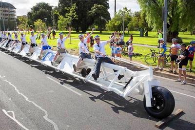 世界上最长的自行车:车身长达42米,可供20名乘客共同骑行!